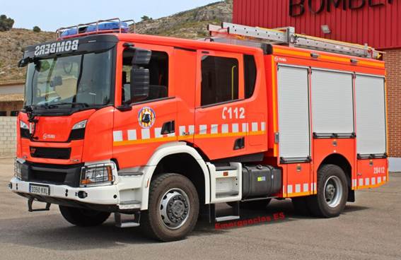 Un camión de bomberos en la calle  Descripción generada automáticamente