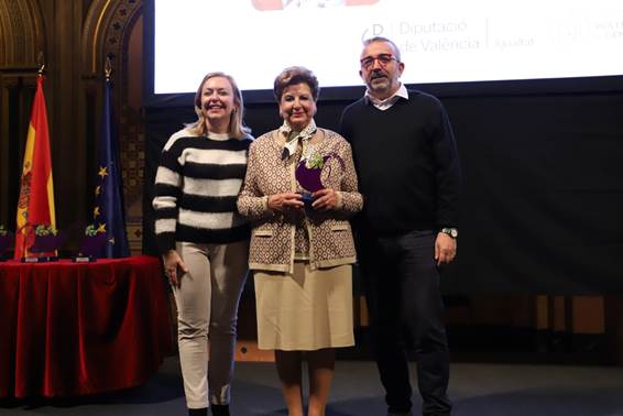 Personas posando por un foto  Descripción generada automáticamente